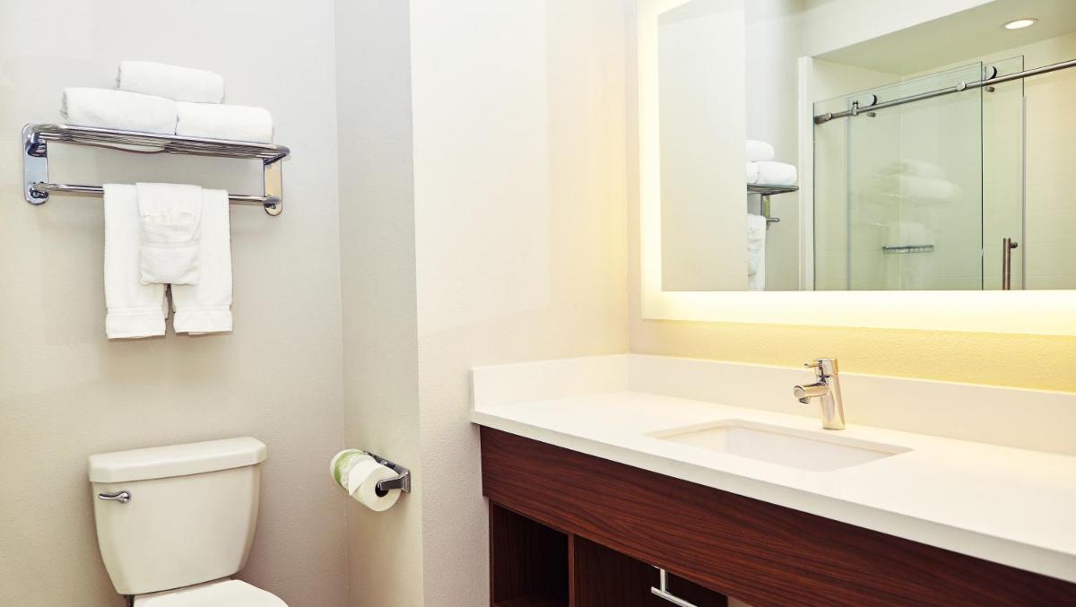 Holiday Inn Express Hotel & Suites Corona an IHG Hotel - image 6