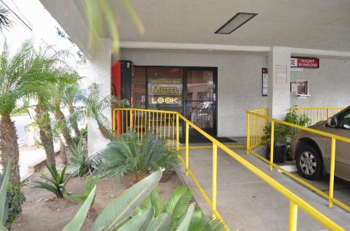 Welcome Inn Corona - image 25