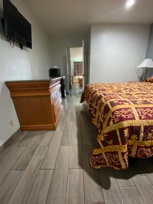 Welcome Inn Corona - image 31