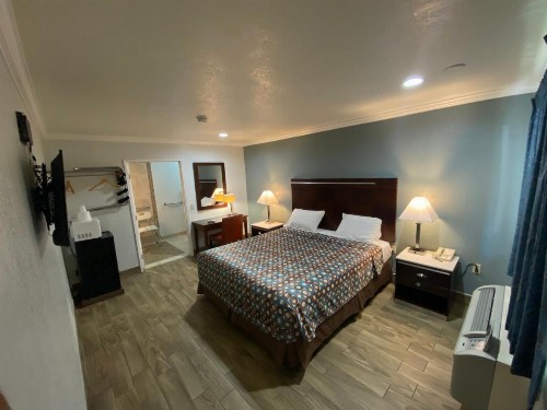 Welcome Inn Corona - image 32