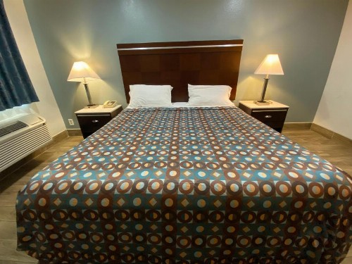 Welcome Inn Corona - image 35