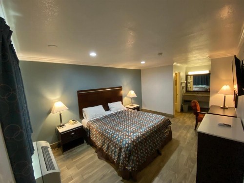 Welcome Inn Corona - image 41