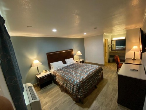 Welcome Inn Corona - image 44