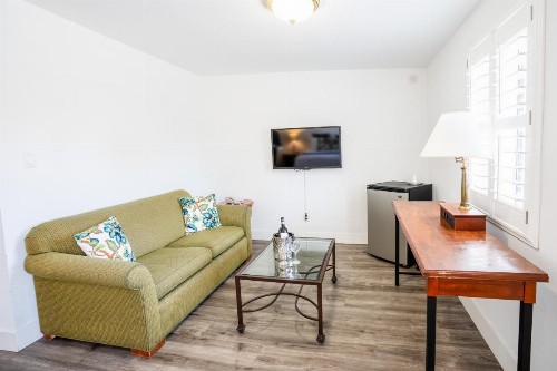La Avenida Inn - image 10