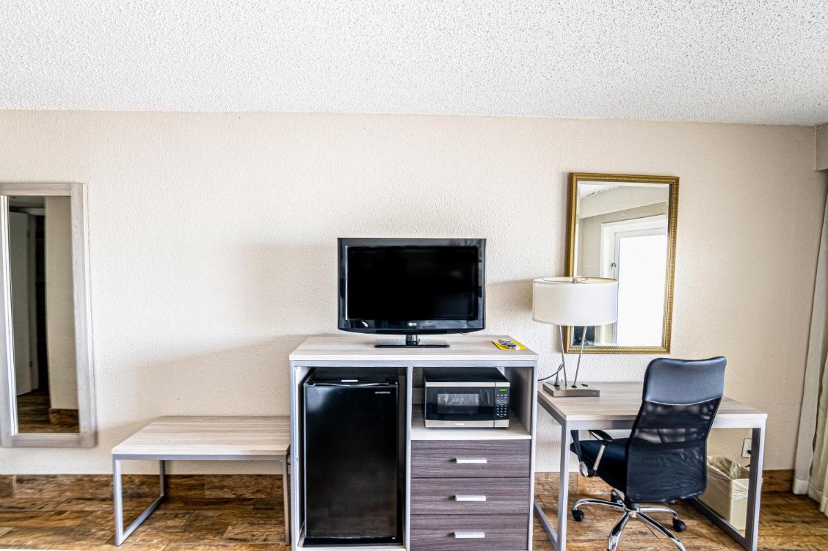 Emerald Beach Hotel Corpus Christi - image 3