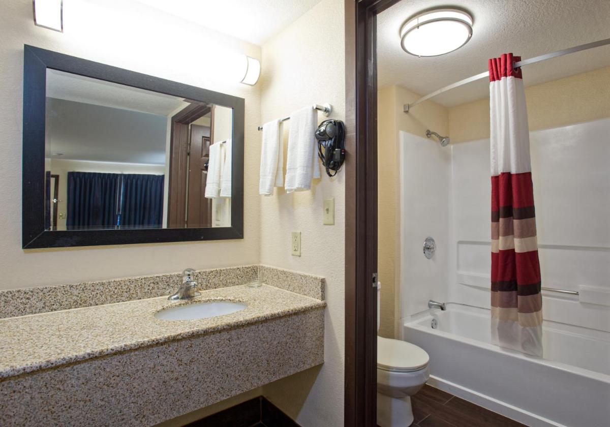 Red Roof Inn Corpus Christi South - image 2