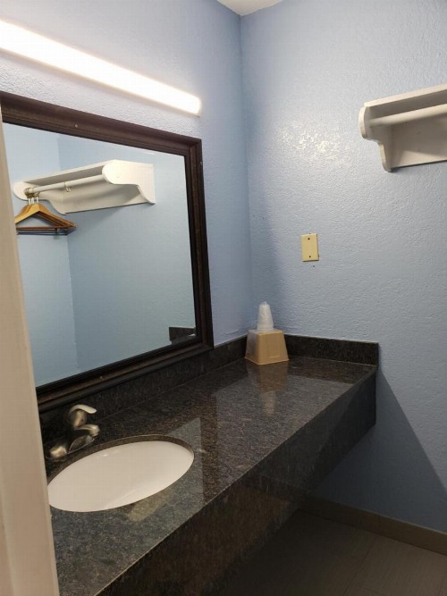 Regency Inn Motel by the Beach - image 13