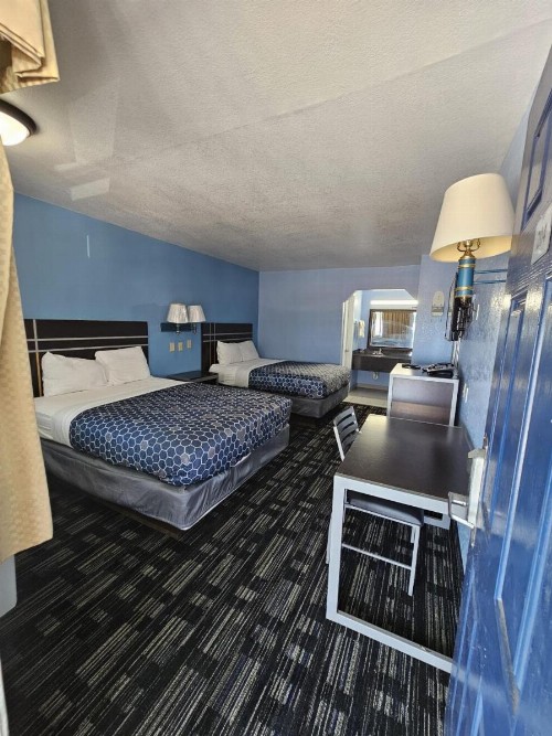 Regency Inn Motel by the Beach - image 15