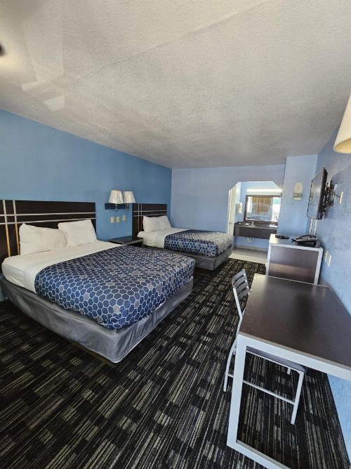 Regency Inn Motel by the Beach - image 3