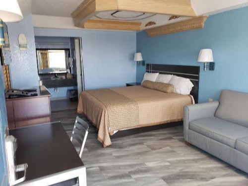 Regency Inn Motel by the Beach - image 7