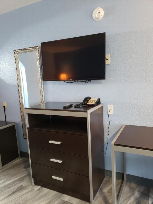 Regency Inn Motel by the Beach - image 8