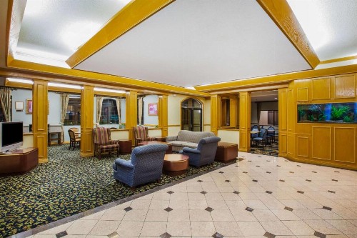 Days Inn & Suites by Wyndham Corpus Christi Central - image 2