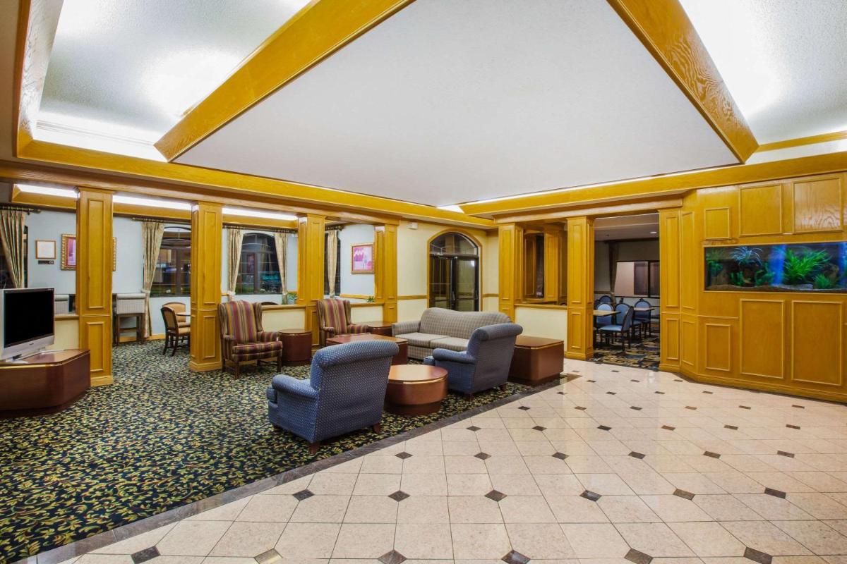 Days Inn & Suites by Wyndham Corpus Christi Central - image 2
