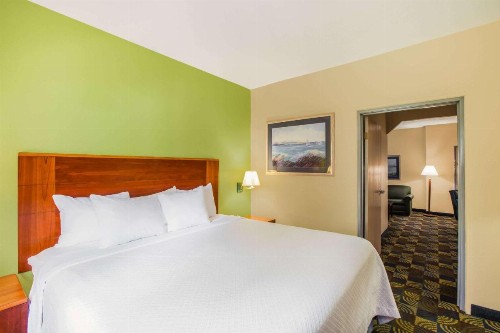 Days Inn & Suites by Wyndham Corpus Christi Central - image 20