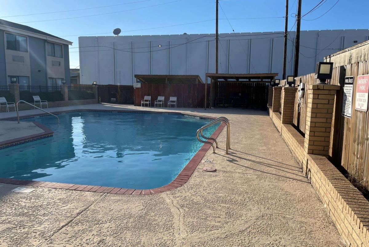 Days Inn & Suites by Wyndham Corpus Christi Central - image 4
