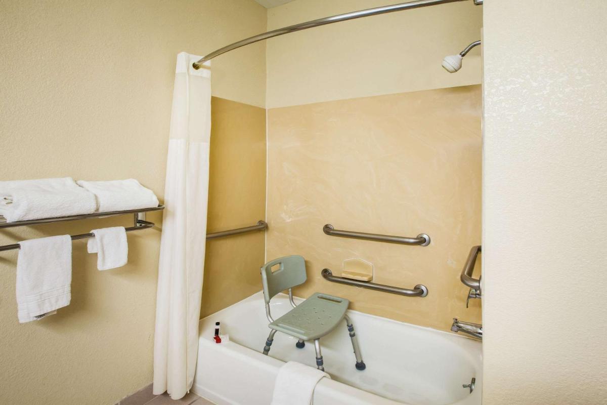 Days Inn & Suites by Wyndham Corpus Christi Central - image 6