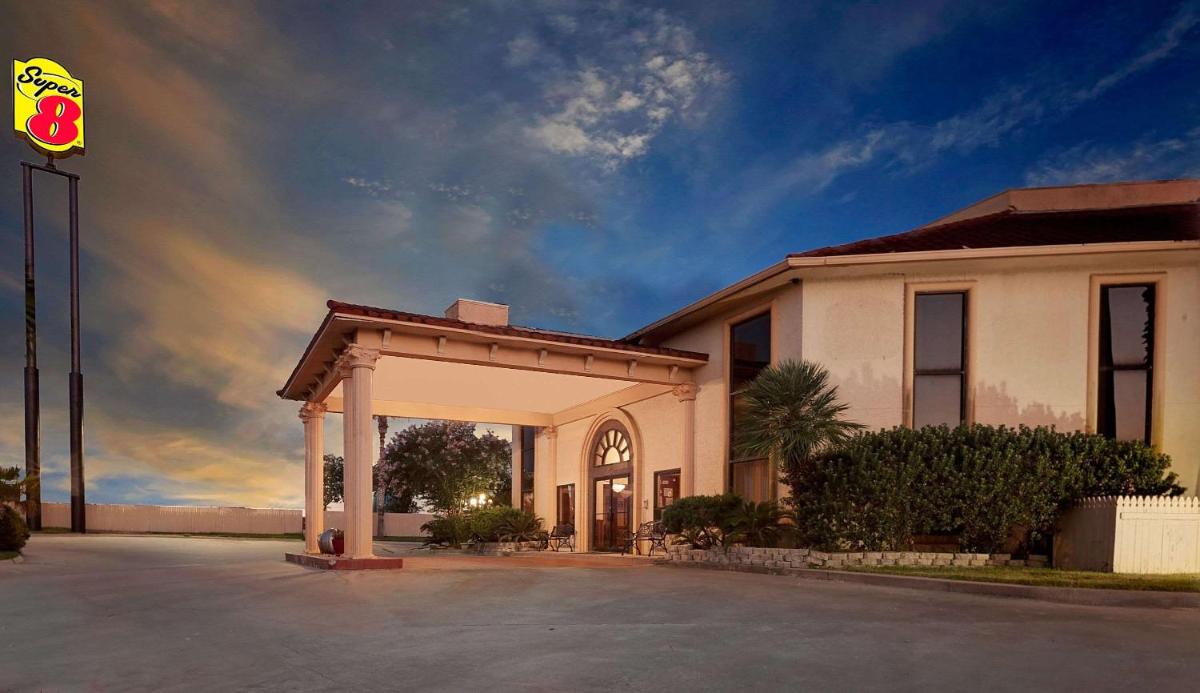 Super 8 by Wyndham Corpus Christi Northwest - main image