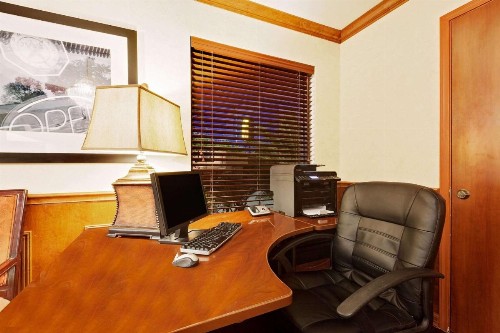 Super 8 by Wyndham Corpus Christi Northwest - image 13