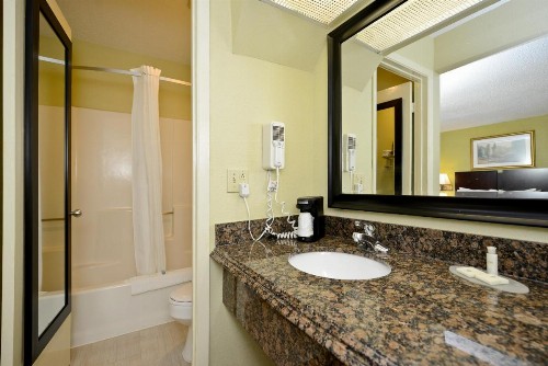 Super 8 by Wyndham Corpus Christi Northwest - image 18