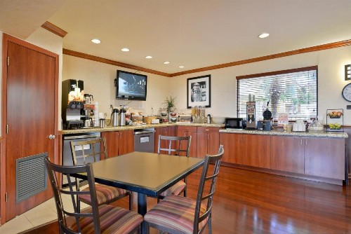 Super 8 by Wyndham Corpus Christi Northwest - image 20