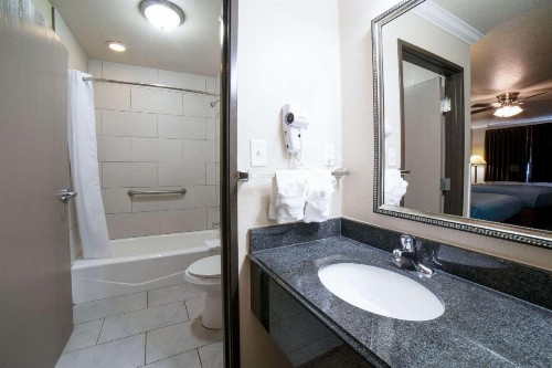 Econo Lodge Inn & Suites Corpus Christi - image 11