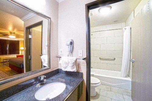 Econo Lodge Inn & Suites Corpus Christi - image 28