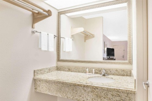 Super 8 by Wyndham Corpus Christi - image 12