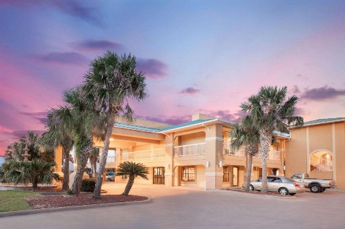 Super 8 by Wyndham Corpus Christi - image 2