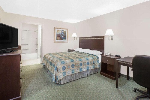 Super 8 by Wyndham Corpus Christi - image 8