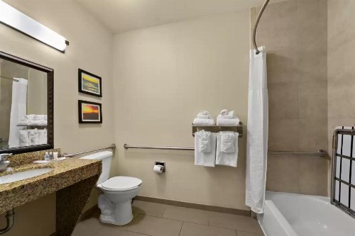 Comfort Suites Central - image 11