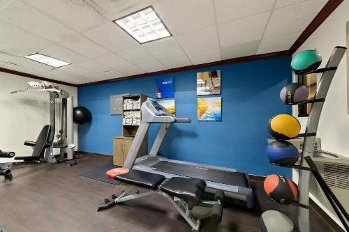 Comfort Suites Central - image 13