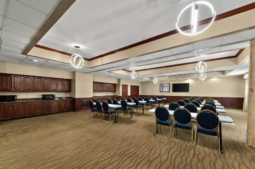 Comfort Suites Central - image 17