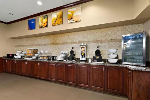 Comfort Suites Central - image 19