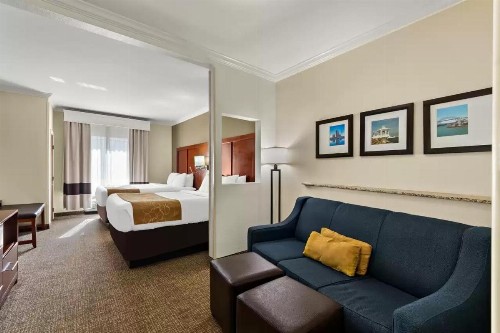 Comfort Suites Central - image 2
