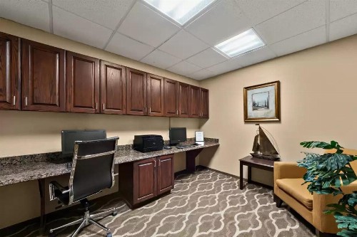 Comfort Suites Central - image 20