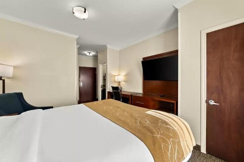 Comfort Suites Central - image 23