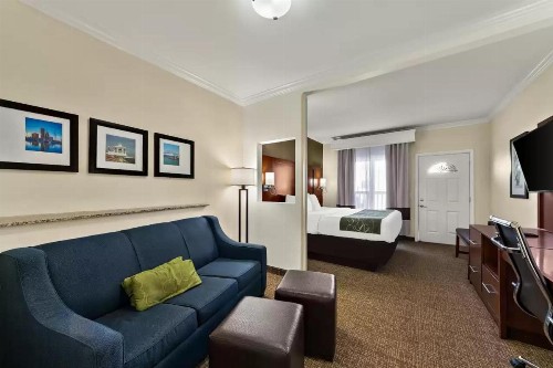 Comfort Suites Central - image 28