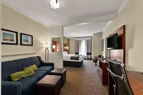 Comfort Suites Central - image 32