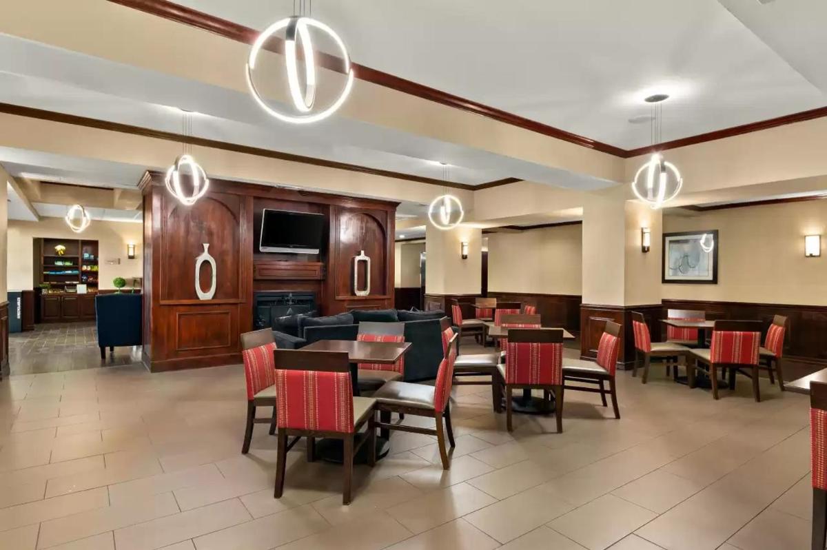 Comfort Suites Central - image 6