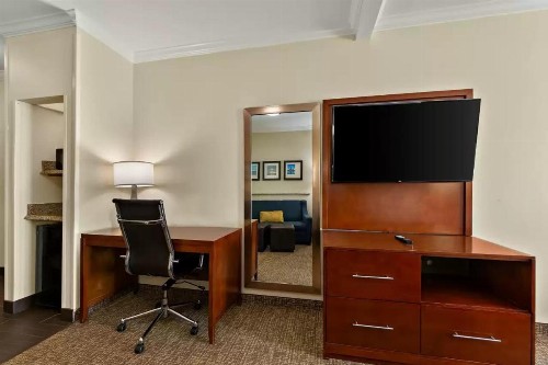Comfort Suites Central - image 7