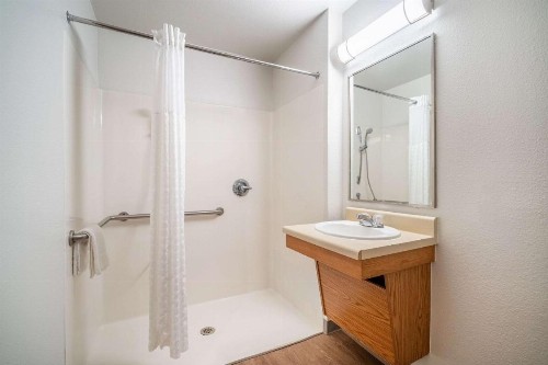 WoodSpring Suites Corpus Christi - image 3