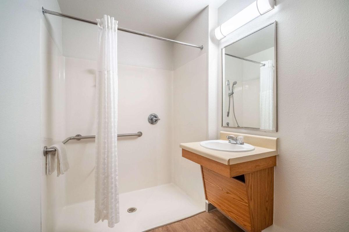 WoodSpring Suites Corpus Christi - image 3