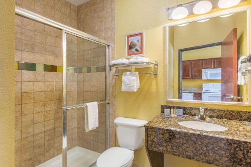 Hawthorn Suites by Wyndham Corpus Christi/Padre Isle - image 30