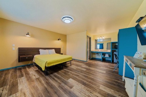 Catalina Motel - image 2