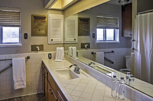 Spacious Ranch-Style Getaway on Corpus Christi Bay - image 11