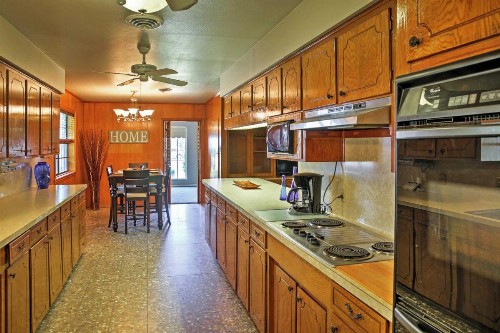 Spacious Ranch-Style Getaway on Corpus Christi Bay - image 6