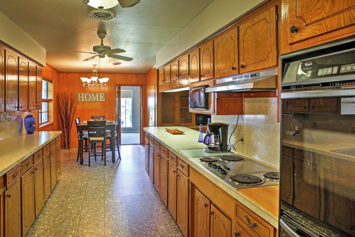 Spacious Ranch-Style Getaway on Corpus Christi Bay - image 6