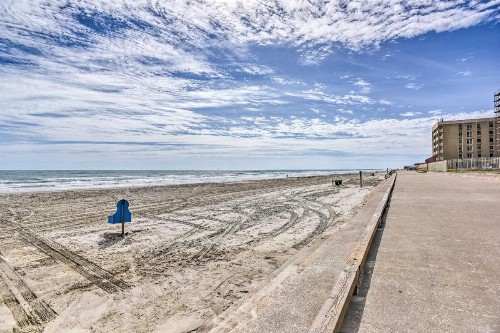 Padre Island Condo with Pool Access - Walk to Beach! - image 2