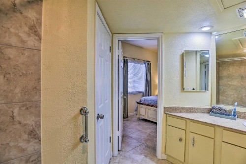 Padre Island Condo with Pool Access - Walk to Beach! - image 6