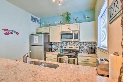 Padre Island Condo with Pool Access - Walk to Beach! - image 9